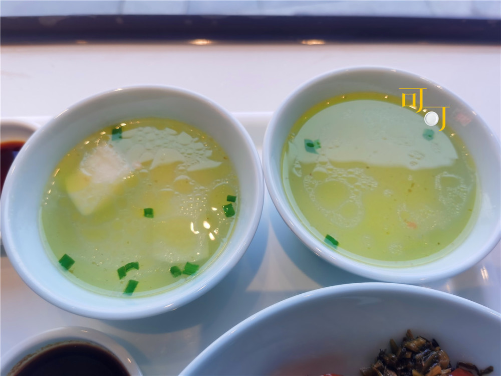两碗汤是高汤,加一点点豆腐和白菜.我觉得油多了点,其它没毛病.