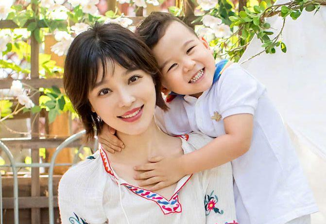 央视美女主持人胡蝶二胎产后首亮相脸部浮肿身材胖了一圈