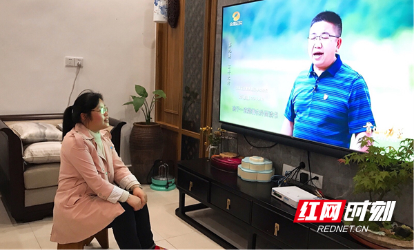 凤凰县箭道坪小学:收看教育扶贫纪录片《百年大计》