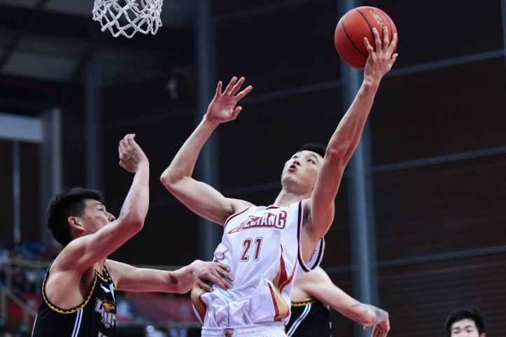 不冷静朱旭航吃t口吐芬芳提前6犯神情沮丧低头走下场
