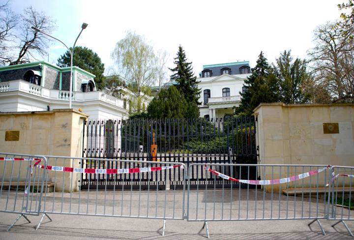 中国驻黎巴嫩使馆_外交部回应是否撤离驻乌使馆人员_美方人员提行李撤离驻喀布尔大使馆