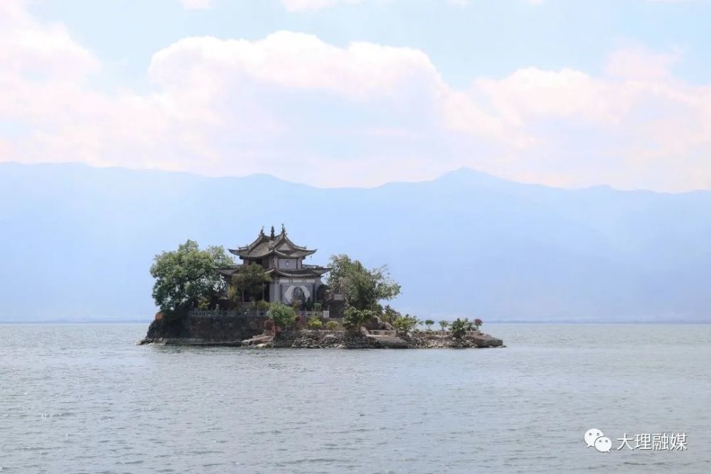 这里是大理市挖色镇的海印村,地处洱海东岸,小普陀岛对面,紧邻环海