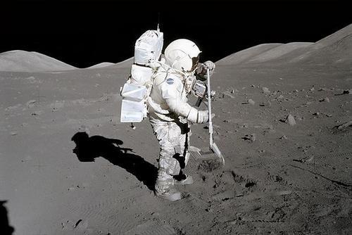 从阿姆斯特朗首次登月至今,已经有12位宇航员登陆过月球,并且从月球
