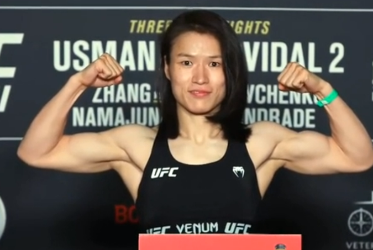 这肌肉!张伟丽脱下外衣称重:线条完美,网友叹:八块腹肌绝了