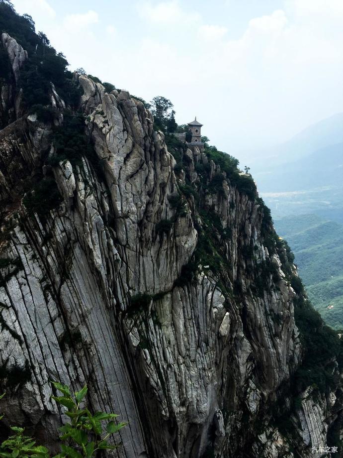 太室山位于嵩山的东部,主峰峻极峰海拔1492米,主要建筑有中岳庙,嵩阳