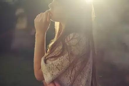 不吵不闹,一个人坚强