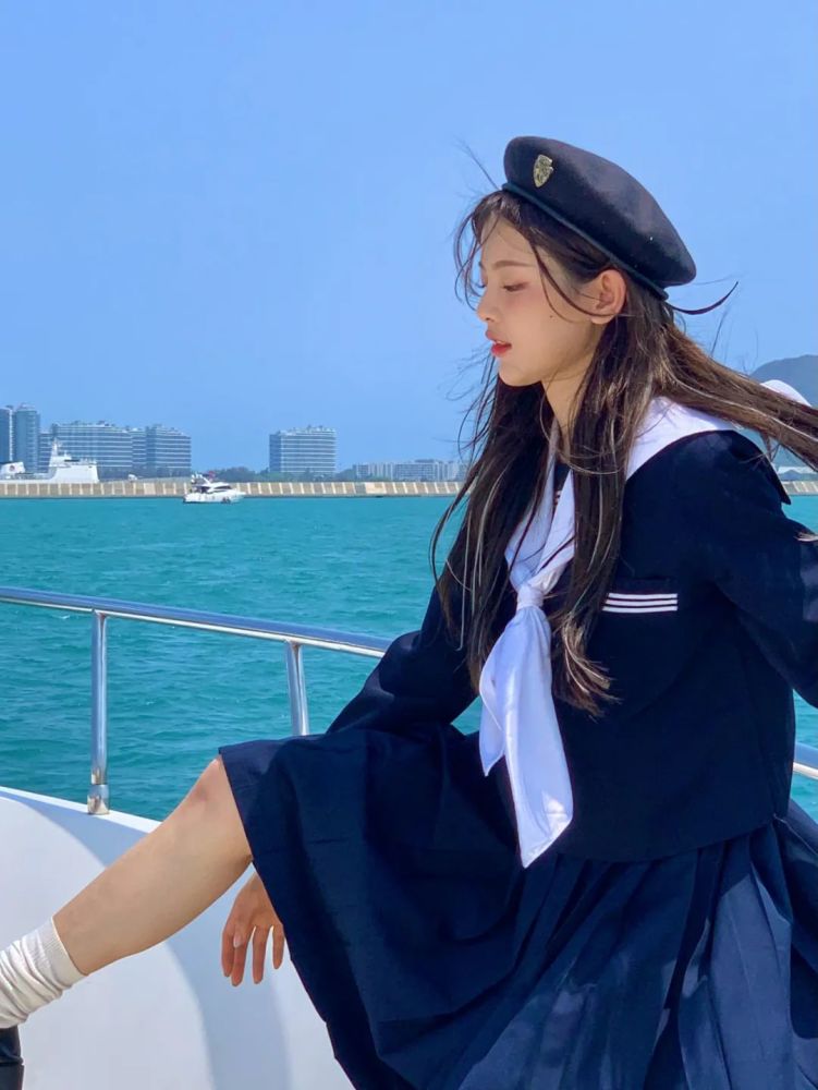 水手服杨超越和鞠婧祎,你喜欢哪位美少女呢?
