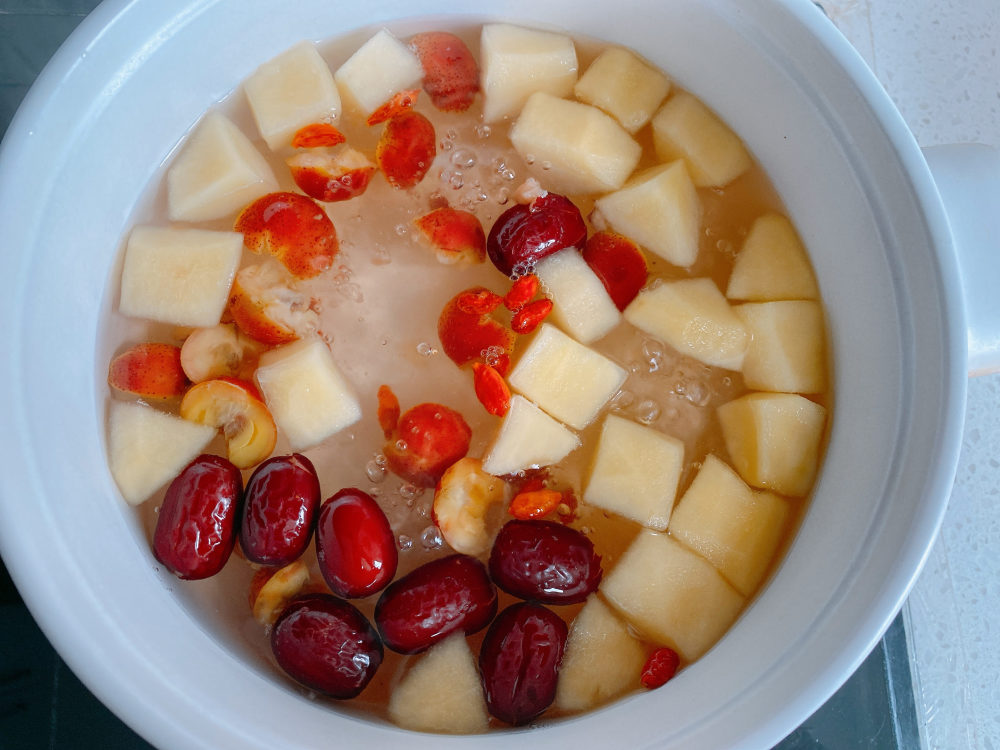 7,苹果山楂水,健脾消食,还能促进肠道蠕动,一周可以喝上2次哦;苹果