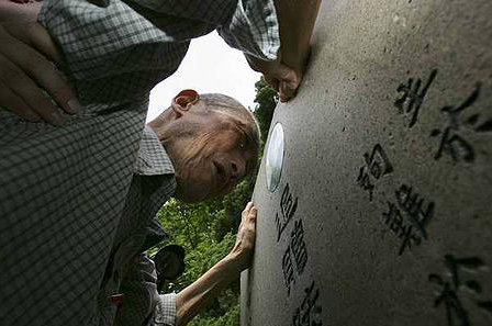 杨养正在谢晋元墓前痛苦负气撤退的八佰壮士大多结局悲惨.