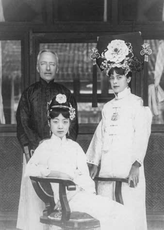皇后婉容真实容貌:确实漂亮,女儿出生就被扔锅炉,图5是抽烟照