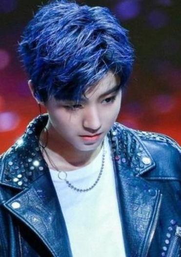 8位男星蓝色发型:易烊千玺王一博帅出天际,魏大勋造型