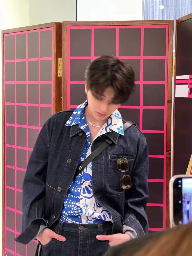 210424 蔡徐坤 prada 广州探店 原图 饭拍图
