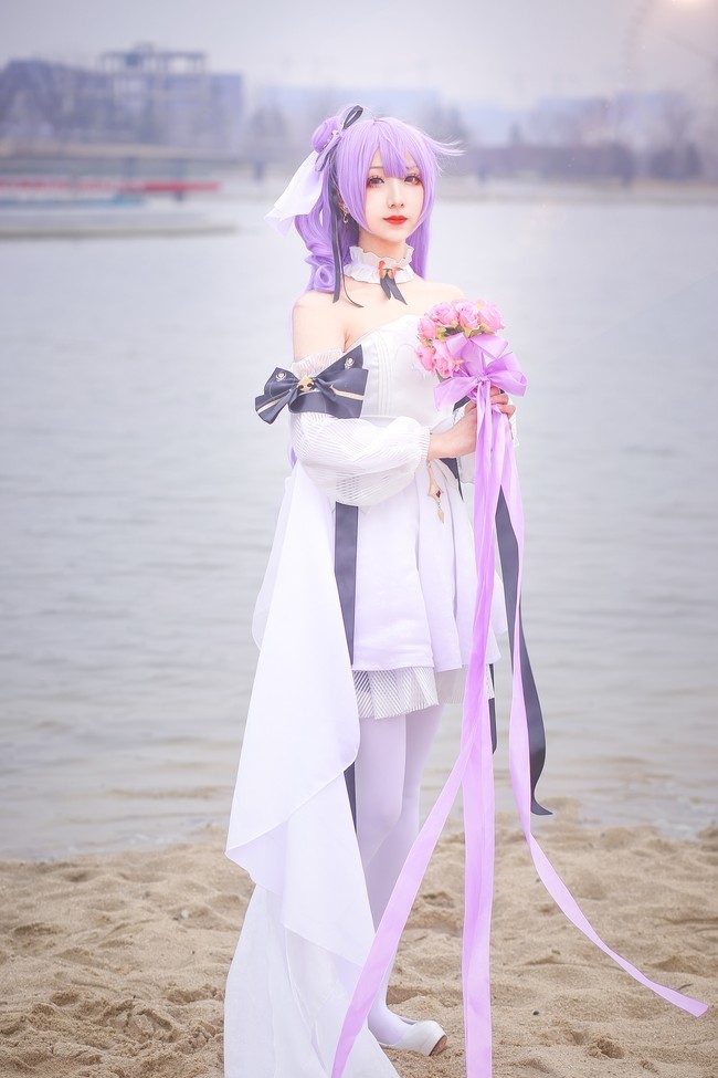 独角兽花嫁cos:你知道高跟鞋走在沙滩上有多辛苦吗