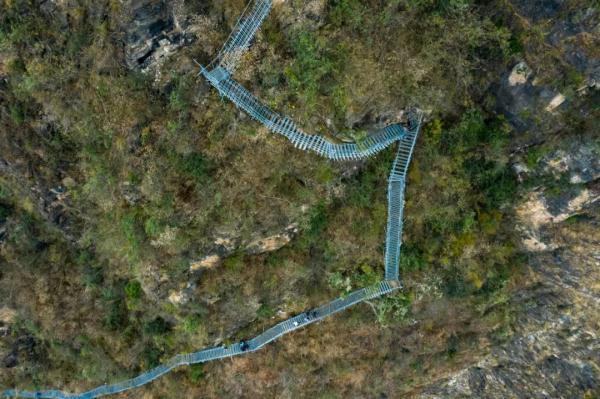 大地·小康丨登上"悬崖村",看见新风景