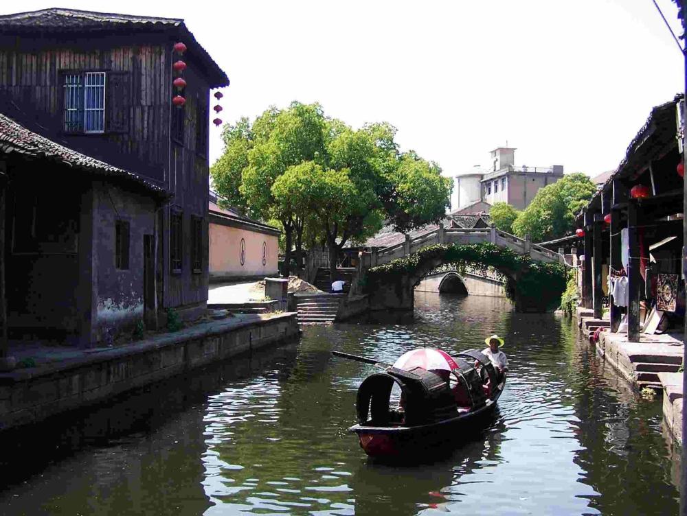 绍兴,古称越州,简称"越",是一座具有江南水乡特色的文化和生态旅游