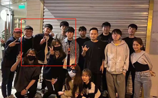 lpl三位顶级ad齐聚却只有jkl身边靠着女生乌兹lwx只能站后排