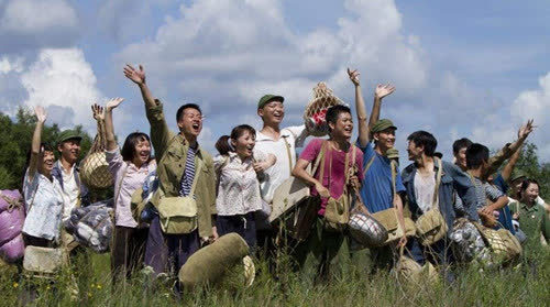 有一名来自城市的男知青却自愿放弃了回城的机会,坚持留在农村