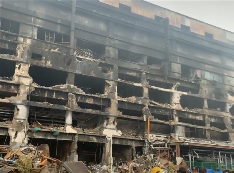 上海金山区工厂灭火后,大楼已彻底烧毁