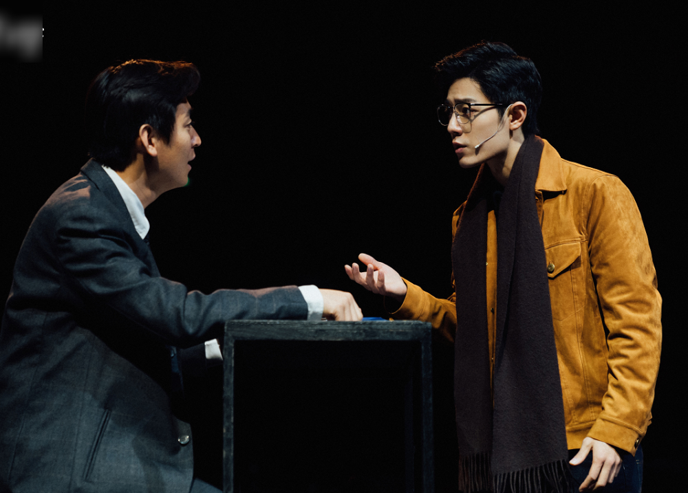 肖战话剧演出成功,工作室提议把花带走送人,不愧是正能量偶像