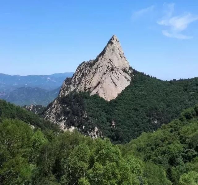 星峰高大,气象轩昂,多为火形山,尖而多石高大雄伟,也就是常说的廉贞作