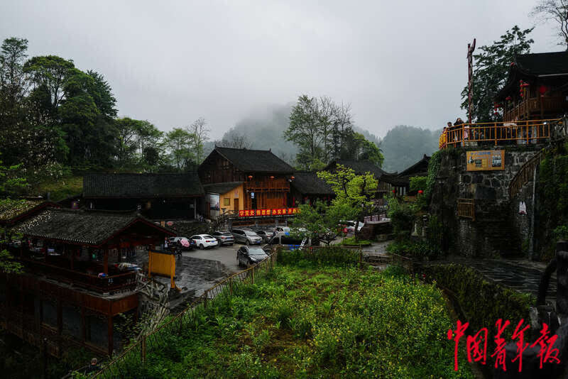 湘西十八洞村 旅游路连接新生活