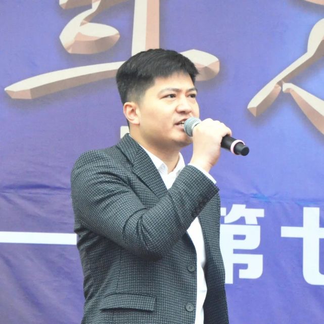 李主任肯定了遂宁东辰办学六年取得的辉煌成就,赞扬了此次学生节活动