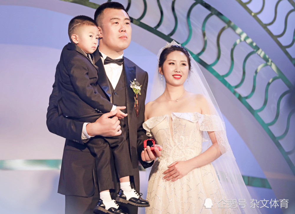 从未让杨鸣失望33岁老将成为季后赛顶级中锋妻子在辽篮人气高