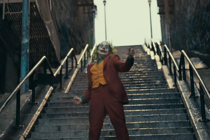 赵彦彬|评电影《小丑》:影片对哥谭市有着出色的氛围营造