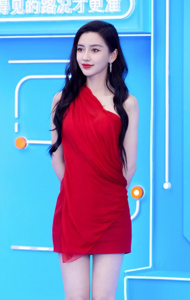 杨颖穿红色斜肩裙为滴滴导航做代言红衫佳人这腿也太直了