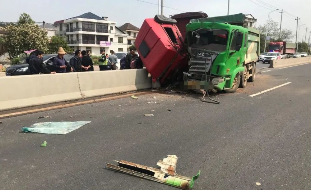 极易导致交通事故的发生!开车时注意力不集中眼观六路,耳听八方