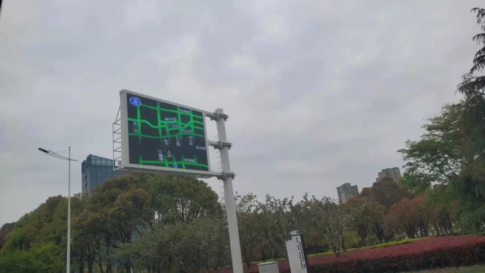 江苏海晟控股集团相关项目负责人介绍,在交通诱导屏下方安装文字发布