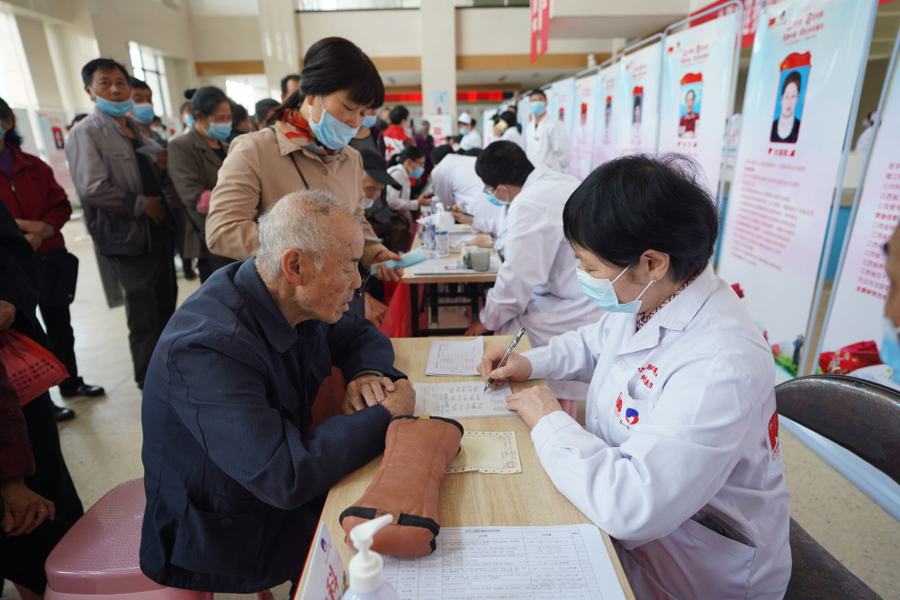 4月24日,江西省中医院医生万丽玲(右)在为居民义诊.