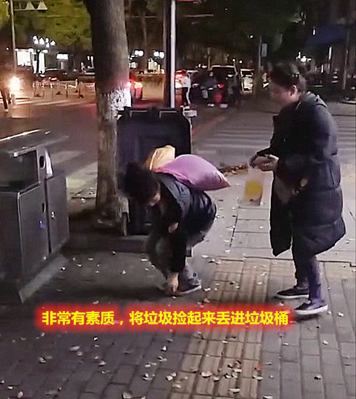 浙江:流浪女街头捡垃圾,路人好心送吃的被拒,肚子凸起