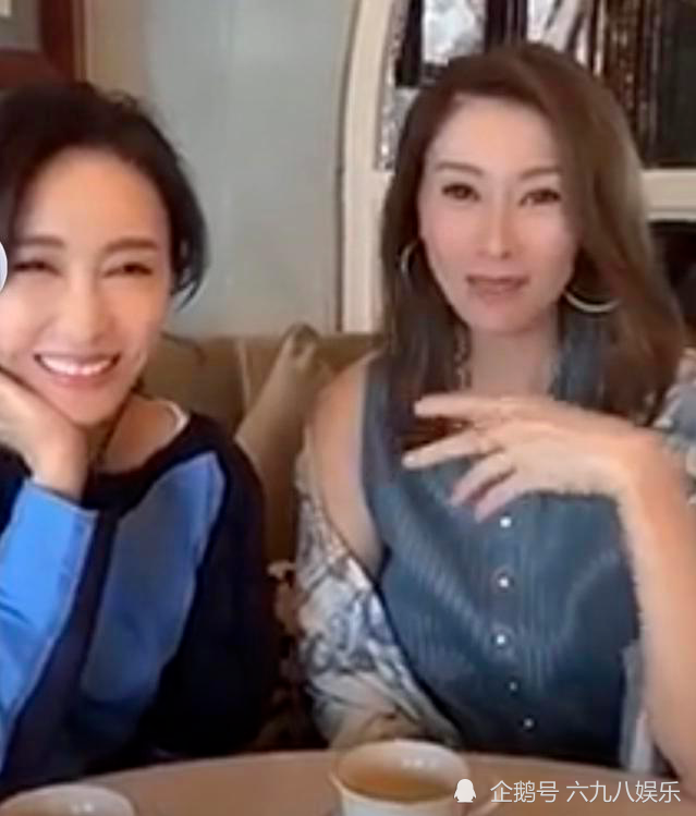 李嘉欣黎姿晒聚会合照,两个豪门阔太好养眼,皮肤细腻颜值依旧