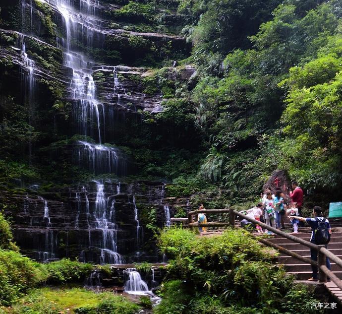 碧峰峡,国家aaaaa级旅游景区.因林木葱茏,四季青碧而得名.