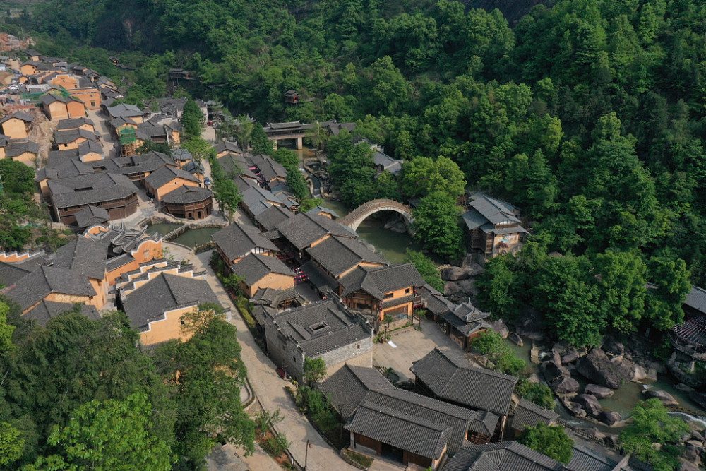 江西上饶:游客穿汉服逛望仙谷