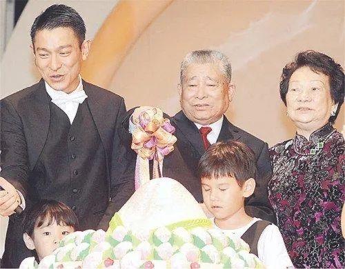 刘德华父亲:开小吃店养大六个孩子,天王儿子51岁生女圆他心愿