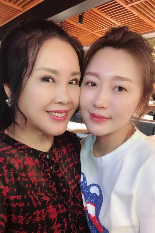 幸福的潘阳嫁富豪老公成美女作家可继承父亲潘长江的亿万家产