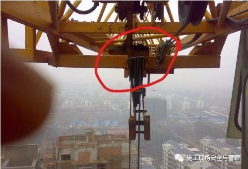 很多时候,由于群塔作业,塔吊顶升困难,导致外架高度妨碍起重吊装