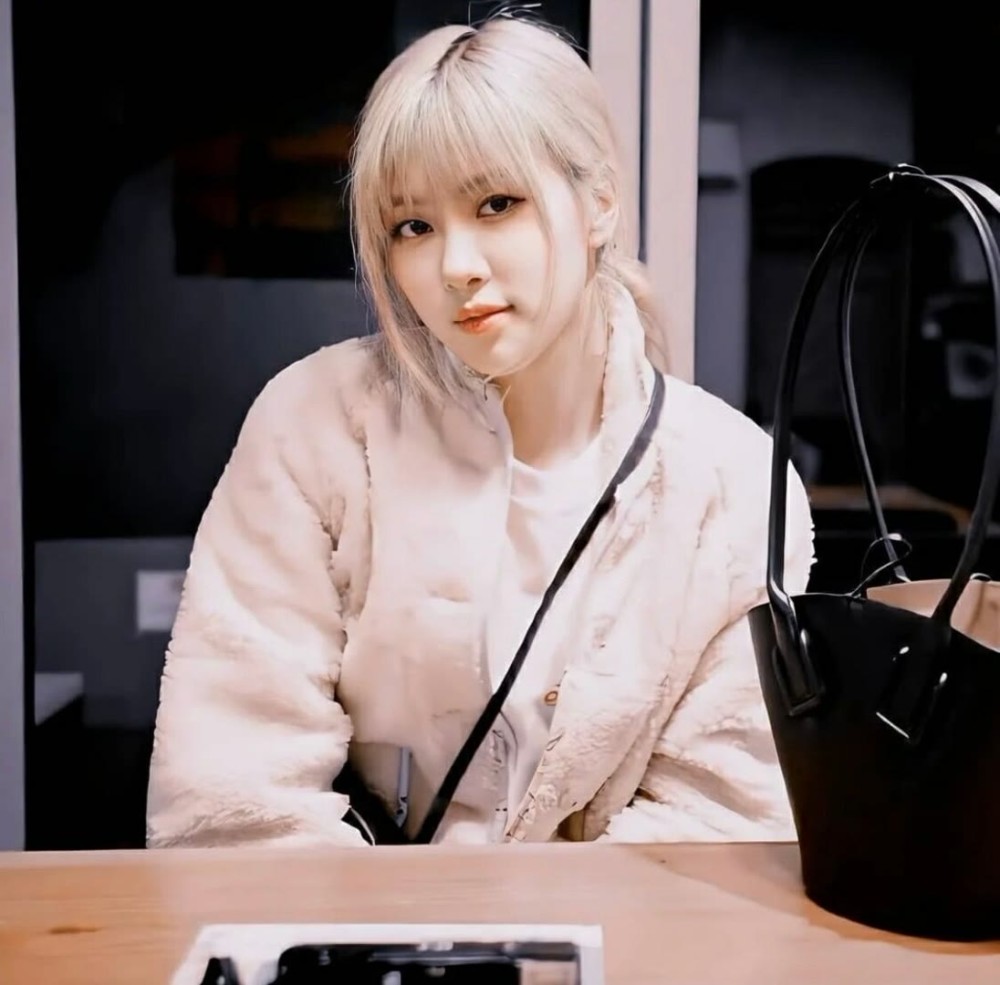 绝美朴彩英壁纸:金发美女