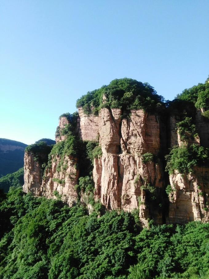 赞皇县的嶂石岩地貌,雄伟壮观,被列为中国五大旅游地貌之一