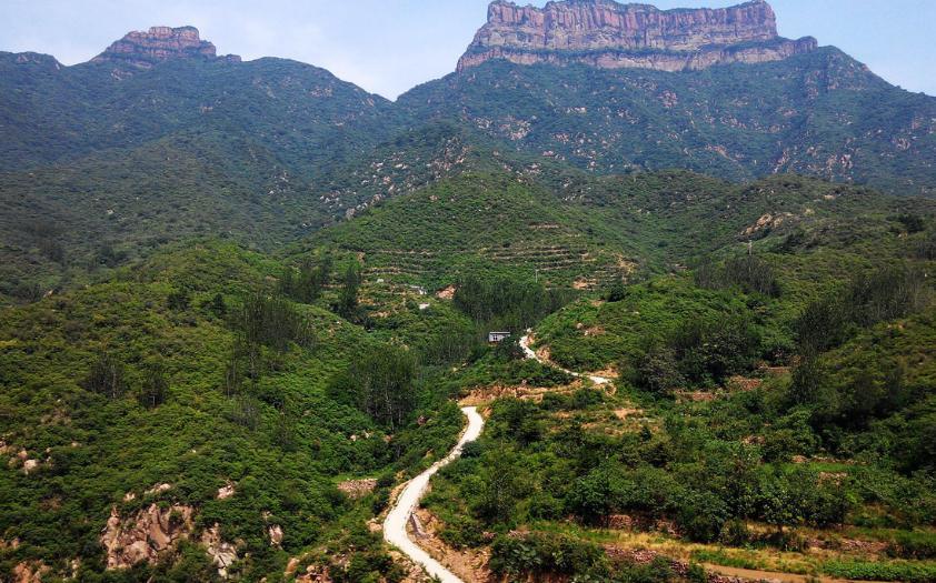 赞皇县的嶂石岩地貌,雄伟壮观,被列为中国五大旅游地貌之一