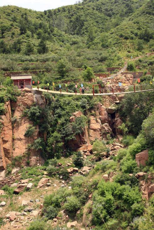 赞皇县的嶂石岩地貌,雄伟壮观,被列为中国五大旅游地貌之一