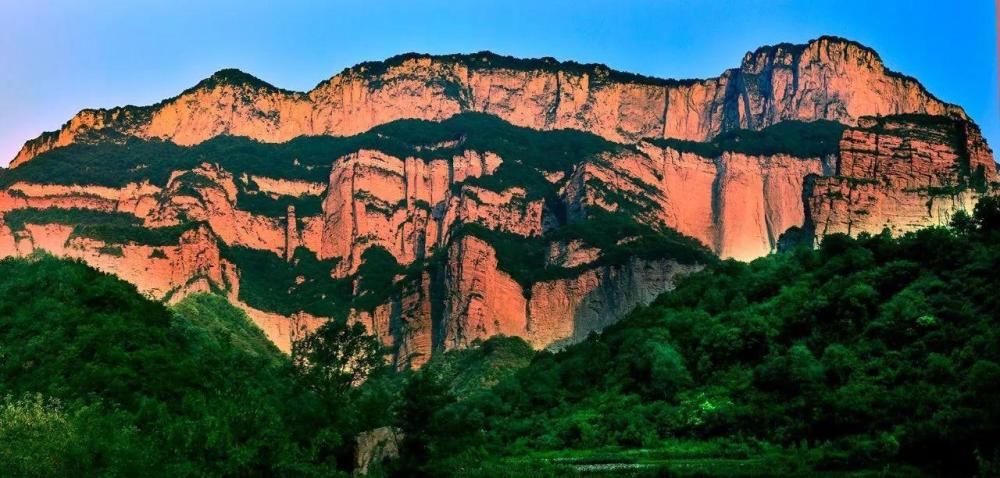 赞皇县的嶂石岩地貌,雄伟壮观,被列为中国五大旅游地貌之一