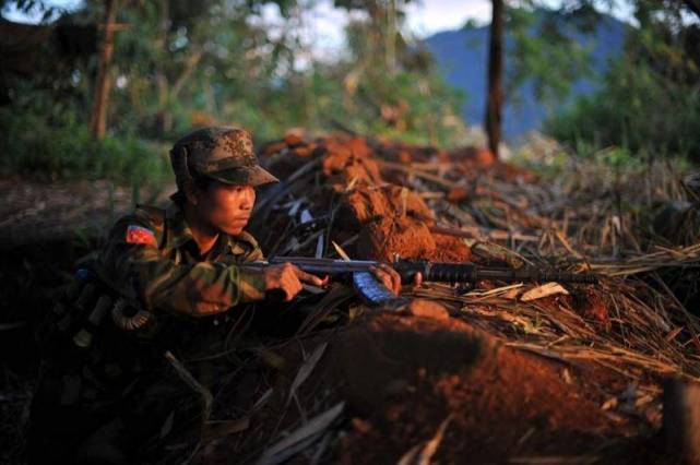 缅甸青年纷纷投奔地方民族武装,内战危机迫在眉睫?