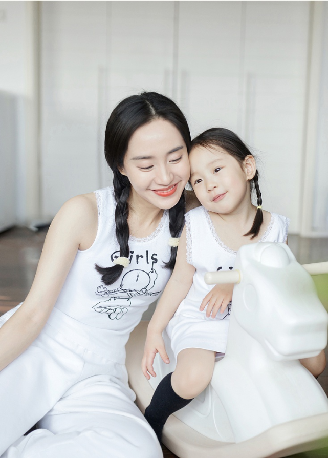 王智和3岁女儿穿亲子装,扎同款小麻花辫,温馨又幸福