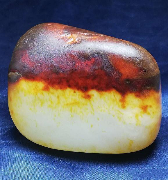 优质大克重原石是和田玉中的稀有品,市场上难觅其踪