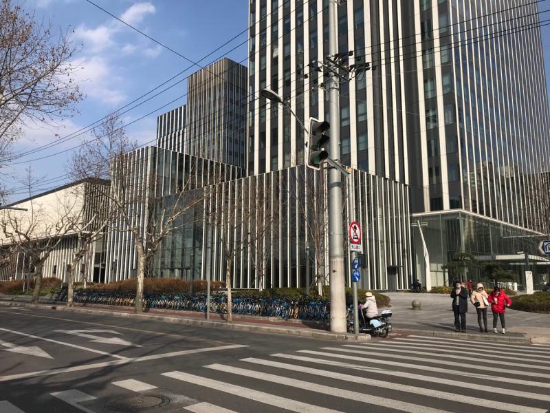 2016年,天山菜场连同沈巷的98街坊建起soho天山广场