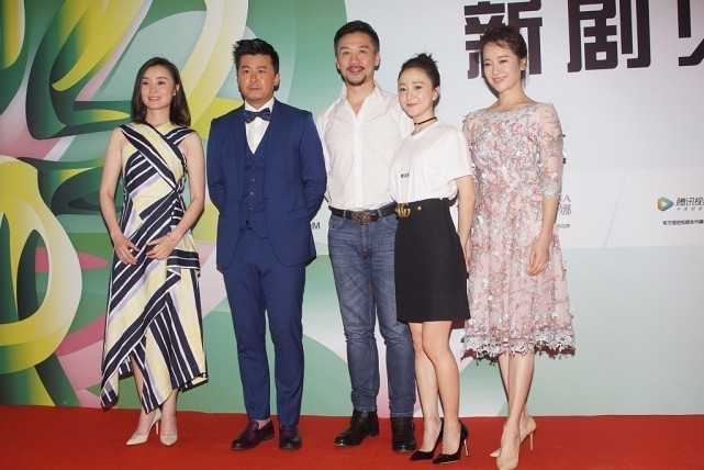 女明星同框真服吴越左小青,两人虽然就差1岁,但气质不