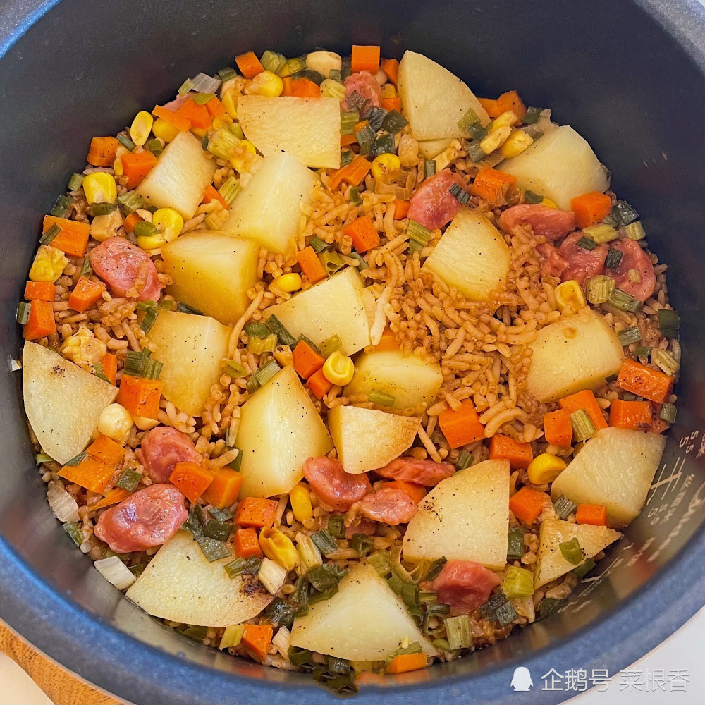 用电饭煲就能做的【腊肠土豆焖饭】!